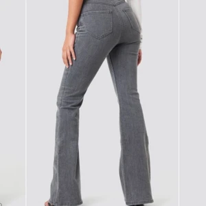 AFJxNAKD - Superfina gråa bootcut jeans i bra skick som säljs pga för stora! De passar dock perfekt i längden på mig som är 170cm<3  med frakt inräknat blir priset 220kr 📦 Ingen budgivning, den som köper först får dem!