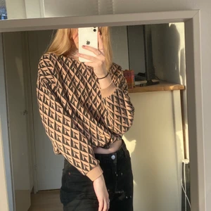 Sweatshirt - Säljer denna tröja från New Yorker då den blivit för liten för mig. Den är sparsamt använd och har ett snöre i midjan som man kan knyta och sedan vika in:)