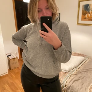 Grå hoodie från H&M🖤 - En snygg, grå hoodie i lite tunnare o luftigt material med skön luva🤍 