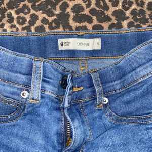 Gina Tricot Jeans - Bonnie S  - Provat bara en gång då jag fick den av min syster men sitter för tajt. Jag är kort med ganska korta och tjocka ben men smal waist så det ser ut jätte konstigt med dessa jeans. Annars de är fina som alla jeans från Gina. 