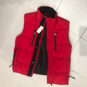 Röd väst - Superfin röd väst i storlek M, helt oanvänd med prislapp kvar, säljer pga att jag köpt en annan💕Buda från 200kr köp direkt för 350kr💕 Köpare står för frakt🌟