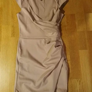 NELLY klänning xs  - Fint skick 