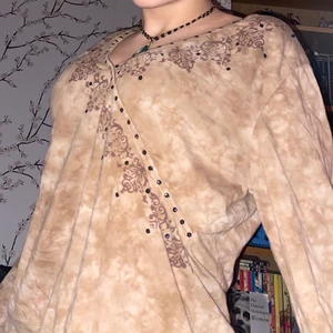 Mysig tröja - Så mysig och fin tröja. Köpt second hand men ursprungen från Indiska. Den är storlek L men sitter lite oversized på mig som brukar ha S. Så mysigt material och coola detaljer 