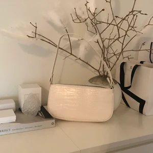Vit baguette väska - Fick den i present och är därför inte säker på vart den är ifrån men den är i bra skick iaf💕