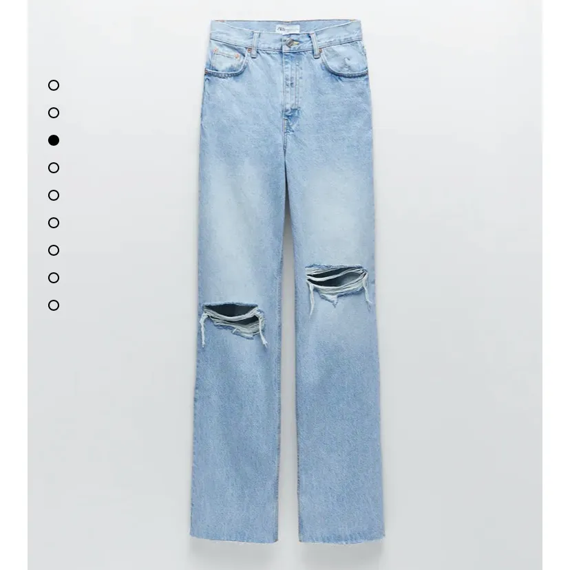 Säljer dessa eftertraktade zara jeans som är helt slutsålda. Endast använda 1 gång. Dessa är i storlek 36 och är ganska så långa i modellen🦋 Buda i kommentarerna😊. Jeans & Byxor.