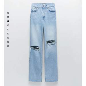 Säljer dessa eftertraktade zara jeans som är helt slutsålda. Endast använda 1 gång. Dessa är i storlek 36 och är ganska så långa i modellen🦋 Buda i kommentarerna😊