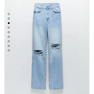 Zara Jeans  - Säljer dessa eftertraktade zara jeans som är helt slutsålda. Endast använda 1 gång. Dessa är i storlek 36 och är ganska så långa i modellen🦋 Buda i kommentarerna😊