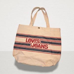 Levi’s Jeans tugpåse  - Mycket fin handväska/tygpåse som har en rimlig plats. Har en liten fack i insidan. Inte använd mycket som det syns i bilderna