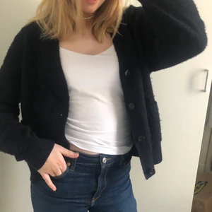 Stickad kofta - Säljer super snygg stickad kofta från arket!! Rätt så änvänd så därav priset❤️Köpt för 600 kr💗Priset kan diskuteras💗Kontakta mig för mer info!!