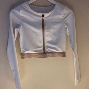 Croppad aimn topp - Superfin croppad långärmad tröja med en dragkedja i mitten💕 tyvärr var den lite stor för mig som vanligtvis har xs/s💕 köparen står för frakt!