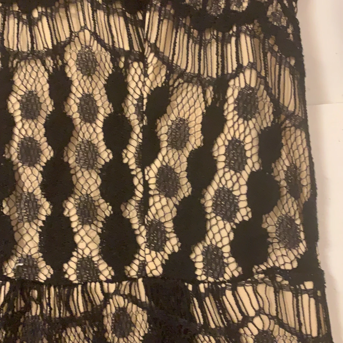 BEIGE KLÄNNING MED SVART SPETS STL 32-34 - 91