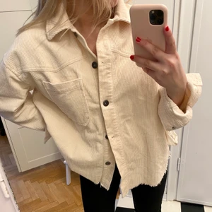Manchesterjacka - Beige populär slutsåld vårjacka från Zara strl S. Aldrig använd! Köpt för 400kr.