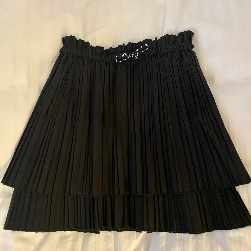 Svart söt plisserad kjol från Zara strl M men har snöre i midjan så sitter som xs/S också. Knappt använd därav helt nyskick, köpt för 400kr. 🤎 (Första bilden lånad) bjuder på halva frakten vid snabb affär. Kjolar.