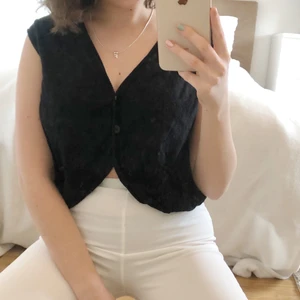 marinblå väst strl L  - jättecool marinblå väst, är storlek L men känns som S / M 