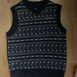 Tröja - En skitt snygg tröja som passar till nästan allting. Använd fåtal gånger och Säljer pågrund av att den inte passar. 