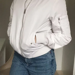 vit bomber jacka  - en vit bomber jacka till våren 😍