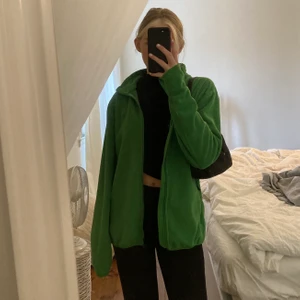 grön fleece💚 - super fin grön fleece super bra skick och inga defekter alls! står att det är storlek XS men den är over sized (jag är en XS)💚💚💚💚💚