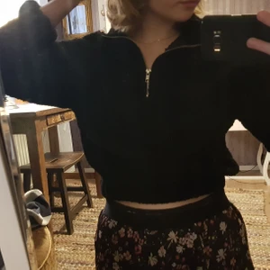 Fluffig tröja med kedja i halsen - Ullig svart tröja, sitter tajt vid handled och midja, resten sitter löst. Kliar inte eller något. S! 