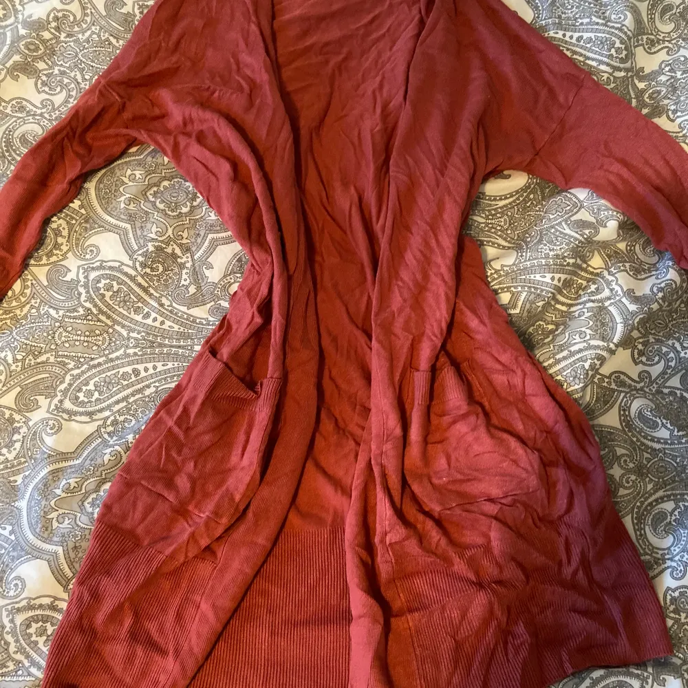 Denna cardigan har hängt i min garderob sedan jag köpte den för ca. ett år sedan. Storleken är 2xs men skulle säga att den passar alla storlekar upp emot medium❤️ Köpte står för frakt!. Tröjor & Koftor.