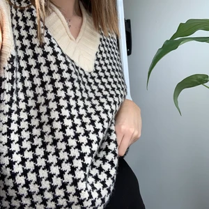 Stickadväst - Stickad väst, knappt använd. Köparen står för frakten 