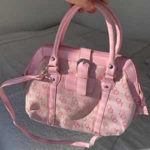 Väska  - Rosa handväska som jag inte har använt på flera flera år. SKRIV vid intresse! Först till kvarn!!🙌🏻🙌🏻 KÖPAREN står för FRAKTEN (väskans pris + frakt) 📦💕💕 