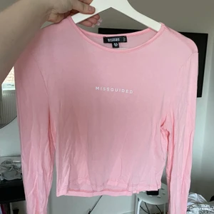 Missguided croptop- rosa - Säljer min topp från Missguided då den inte kommer till användning. Köparen står för frakt 🥰