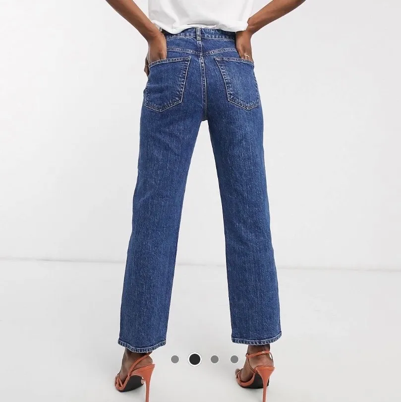Perfekt blåa cropped jeans. Sitter skönt och snyggt. Köparen står för frakten:). Jeans & Byxor.