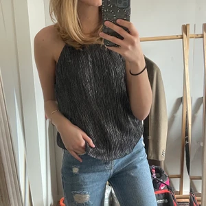 Glittertopp - Säljer denna söta topp från H&M då den är för stor på mig. Fint skick!