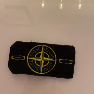 100% äkta Stone island patch  - En 100% äkta Stone Island patch. Säljer det då jag inte vill ha det på min Stone Island tröja💕 Det är inte trasig eller har några fläckar eller liknande!! Hör av er vid intresse💕