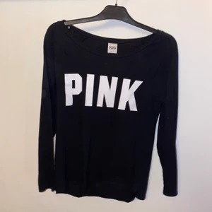 Tröja från PINK storlek S - Svart långärmad tröja från Victoria Secrets PINK. Storlek XS men passar även S. Använd fåtal gånger och i bra kvalité. 