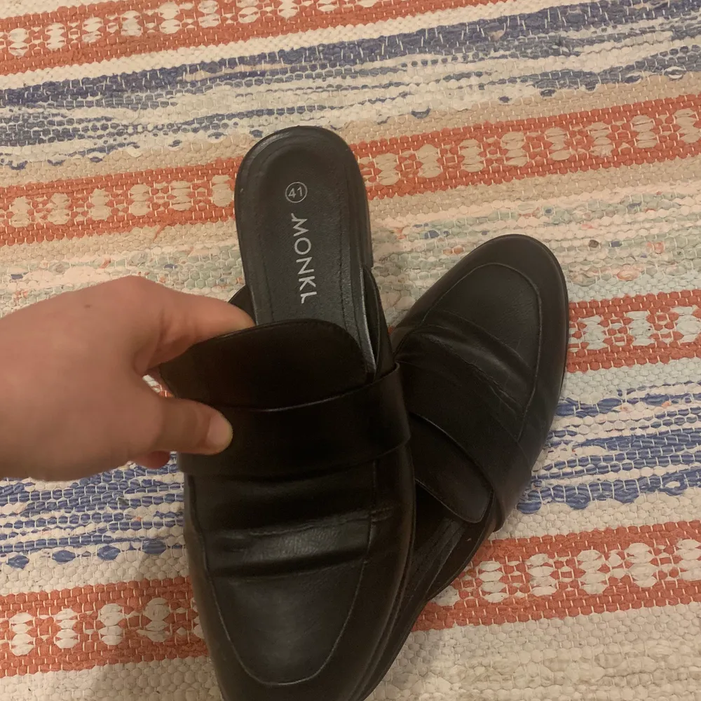 Super söta slippers. Sparsamt använda. 🌸 små i storleken passar mig som har 39/40 🌸. Skor.