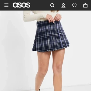 Söker rutig kjol! - Söker en sådan här rutig kjol från weekday eller någon liknande kjol i storlek M! Hör super gärna av dig om du har det eller vet vart man kan köpa❤️