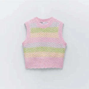 Zara väst - Säljer nu min super fina regnbågiga väst från Zara! Använd Max en gång då det inte är riktigt min stil längre. I bra skick och slutsåld på hemsidan! Den är i storlek S men passar både mindre och större beroende på hur man vill att den ska sitta 😊 