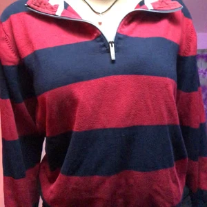 Röd och Marinblå randig tröja - Jättefin tröja i bra skick från stadsmissionen som jag inte använder längre. Pris på frakt tillkommer. DMa för fler tydligare bilder!