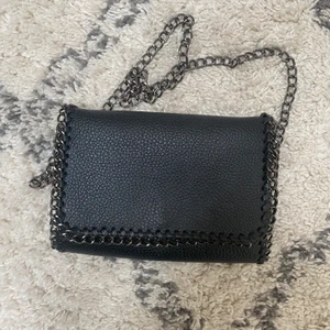 Väska  - Superfin väska i fint skick som tyvärr inte kommer till användning. Kommentera för frågor och skriv för fler bilder💕 Pris går alltid att diskutera men frakten ingår ej!🦋