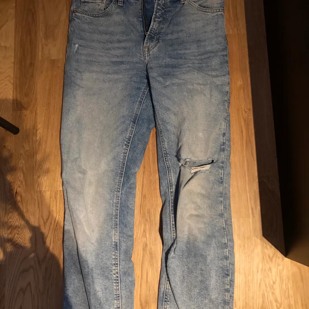 Hm mom jeans, köpa förra sommaren i butik. Använda 2-3 gånger. Säljer pågrund av att de blivit för små. Strl 38. Jeans & Byxor.
