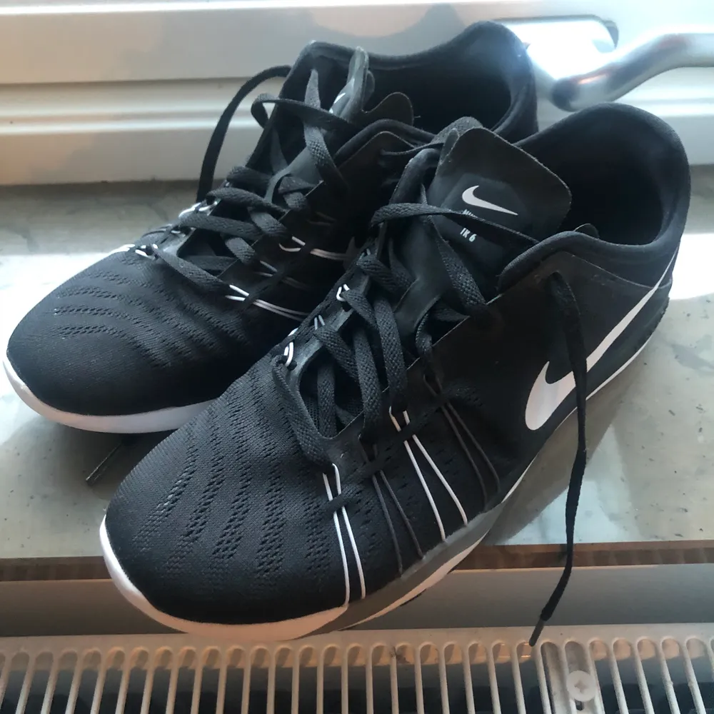 Nike träningsskor, aldrig använda. Storlek 38,5.. Skor.
