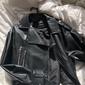 Skinnjacka - Skinnjacka från zara, storlek M🖤🖤🖤