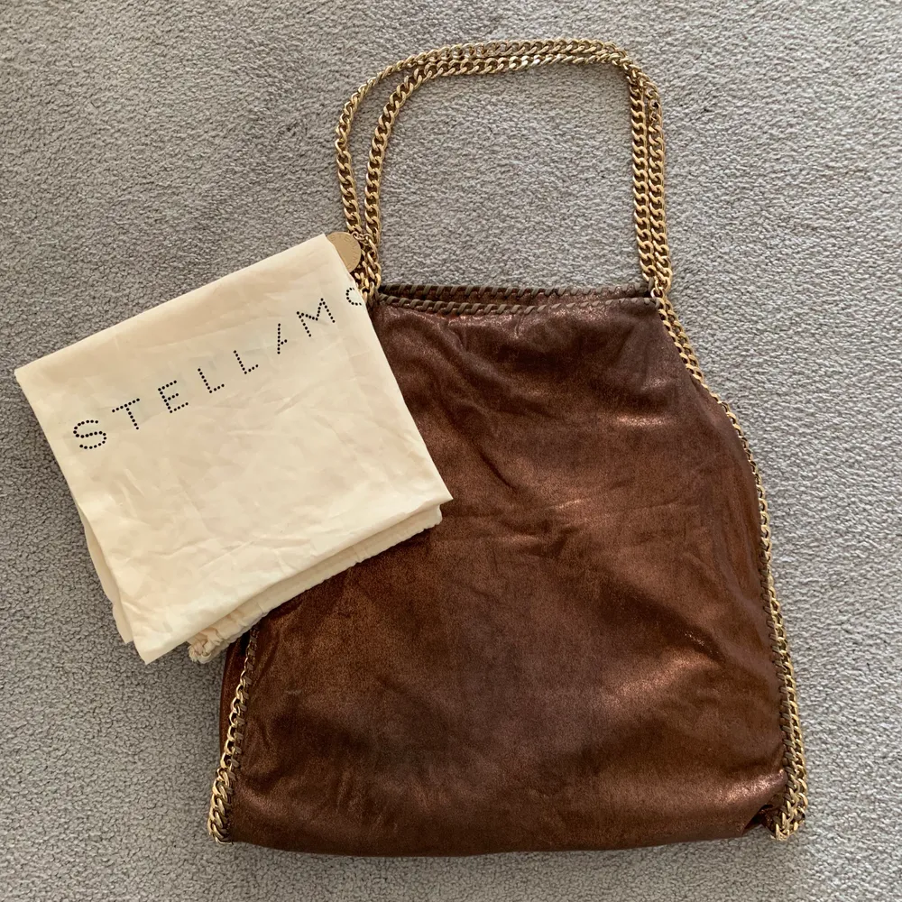 En jättefin och populär Stella McCartney väska i stor. Självklart äkta. Om det är fler som är intresserade blir det budgivning💞 Köpt för 8 500kr💞. Väskor.