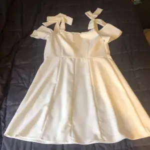 En vit klänning, använd en gång, i bra skick!