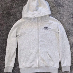 Peak hoodie - Säljer min zip Hoodie från Peak Performance i storlek XS. Köptes för 1200kr, hör av dig vid frågor eller intresse! 💖