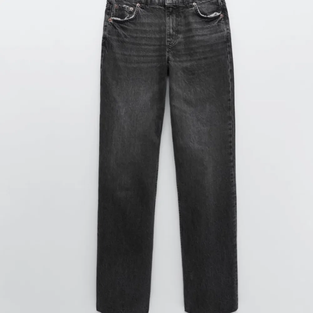 Säljer dessa as nice grå Zara jeans!! De är lågmidjade/midwaist beroende på vilken storlek man har osv, de är även helt nya och prislappen finns kvar!! ❤️ ❤️. Jeans & Byxor.