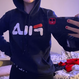 Fila hoodie - Inte äkta!! Aldrig använd. Priset kan diskuteras och köparen står för frakten:)