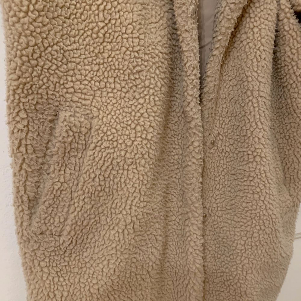 Perfekt till våren! Ljus härlig men fortfarande värmande jacka. Säljer då den inte används tillräckligt. Strl L men har själv vanligen S och den är lite oversize på mig. Passar bra om en vill ha en hoodie under exempelvis. Kolla gärna in mina andra kläder. Om du köper fler kan du få reducerat pris. Skickas mot ersättning eller hämtas på Kungsholmen.. Jackor.
