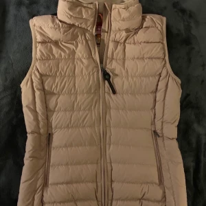 Parajumpers VÄST  - Baby ljus rosa storlek M, köpt i Johnells 