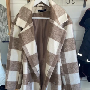 Rutig kappa  - Säljer nu min rutiga kappa från ginatricot. Den är endast använd två gånger. Jag är runt 170cm och den går ungefär till knäna på mig. Ny pris 900kr. 