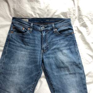 Levis jeans i modell 511, levis performence teknologi. Mörkblåa jeans i rak passform fast inte pösiga