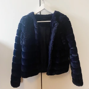 ”Päls”-jacka Vero Moda  - Säljer en marinblå ”päls”-jacka från Vero Moda. Storlek XS. Använd fåtal gånger men otroligt bra skick. Sitter väldigt snyggt på och är ganska varm. Köparen står för frakt. 