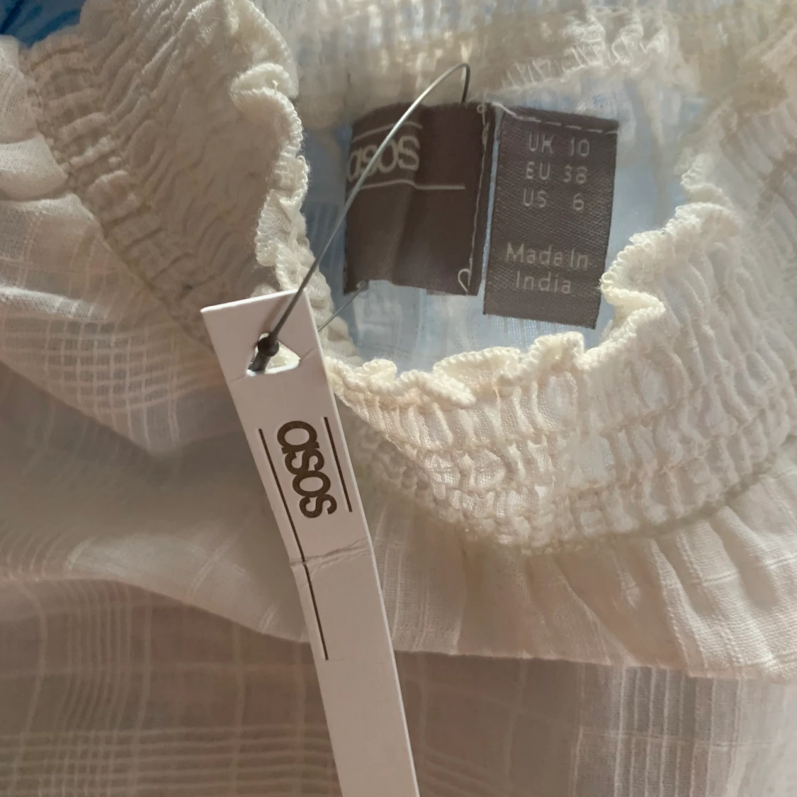 Vit oanvänd klänning med volang - 91