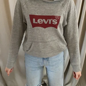 Levis hoodie  - Jätte snygg Levis hoodie dock liten fläck på s:et men de är inget som syns när man har på sig den.